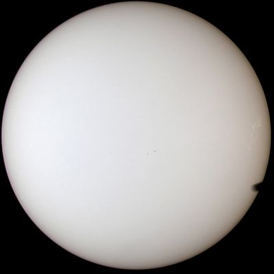 Солнце 8 июня 2004 г.
Справа на лимбе - "размазанная" Венера.
