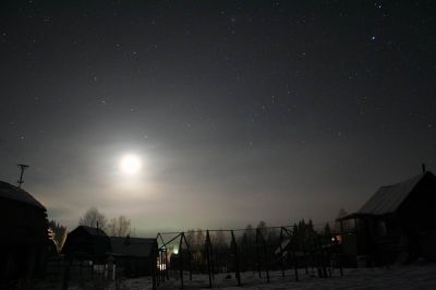 "Ночное солнце над уснувшей деревней"
