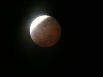 Частная фаза полного лунного затмения 4 марта 2007 г.
Внизу - звезда 56 Льва (5,8m)
