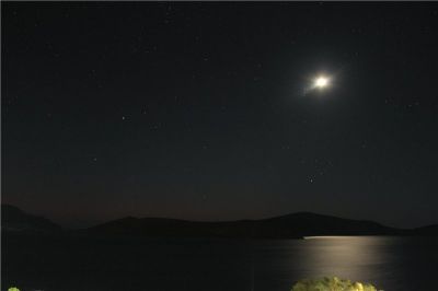 Возничий, Телец и Луна над Эгейским морем
