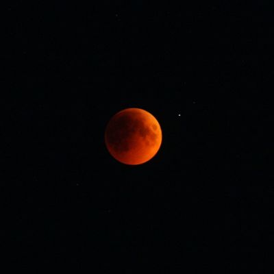 Полное лунное затмение 16 июня 2011 г.
За 17 минут до середины полной фазы.
г. Яровое

